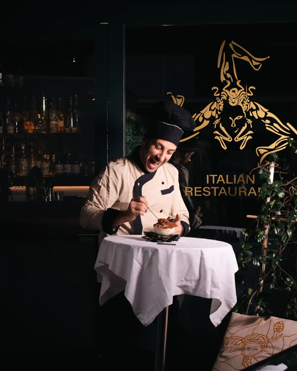 Der Spinella-Koch bereitet ein sizilianisches Dessert zu
