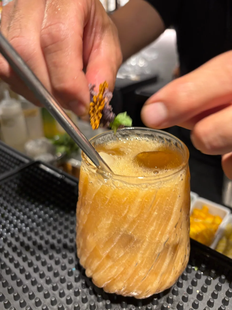 Ein Cocktail wird bei Spinella zubereitet